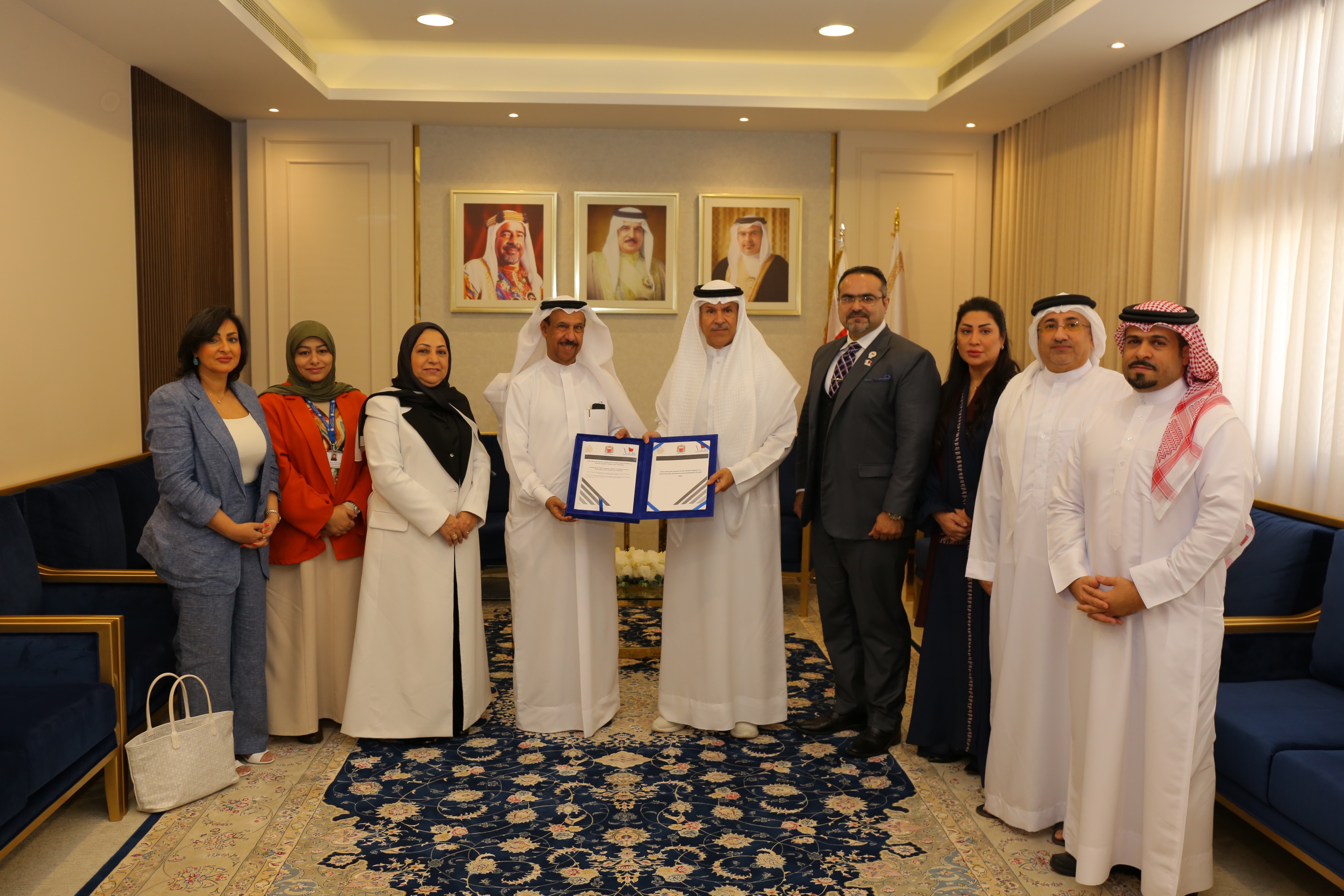 بالتعاون بين مركز (معاً) الاقليمي وجامعة البحرين .. هشام بن عبدالرحمن يتسلم دراستين علميتين حول أثر برنامج (معاً) على الطلبة في المدارس<